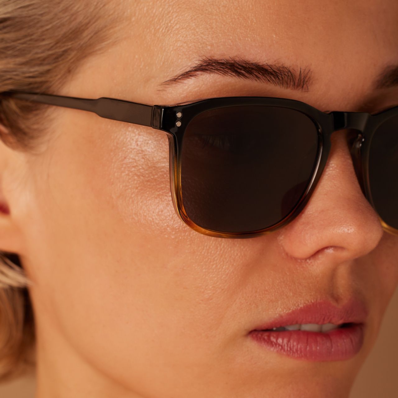 Schwarz-braune quadratische Sonnenbrille