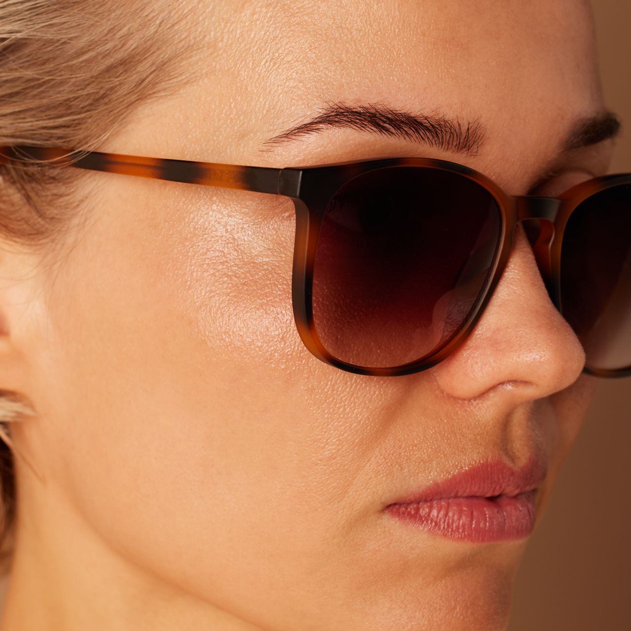 Braune Sonnenbrille mit Pantherprint