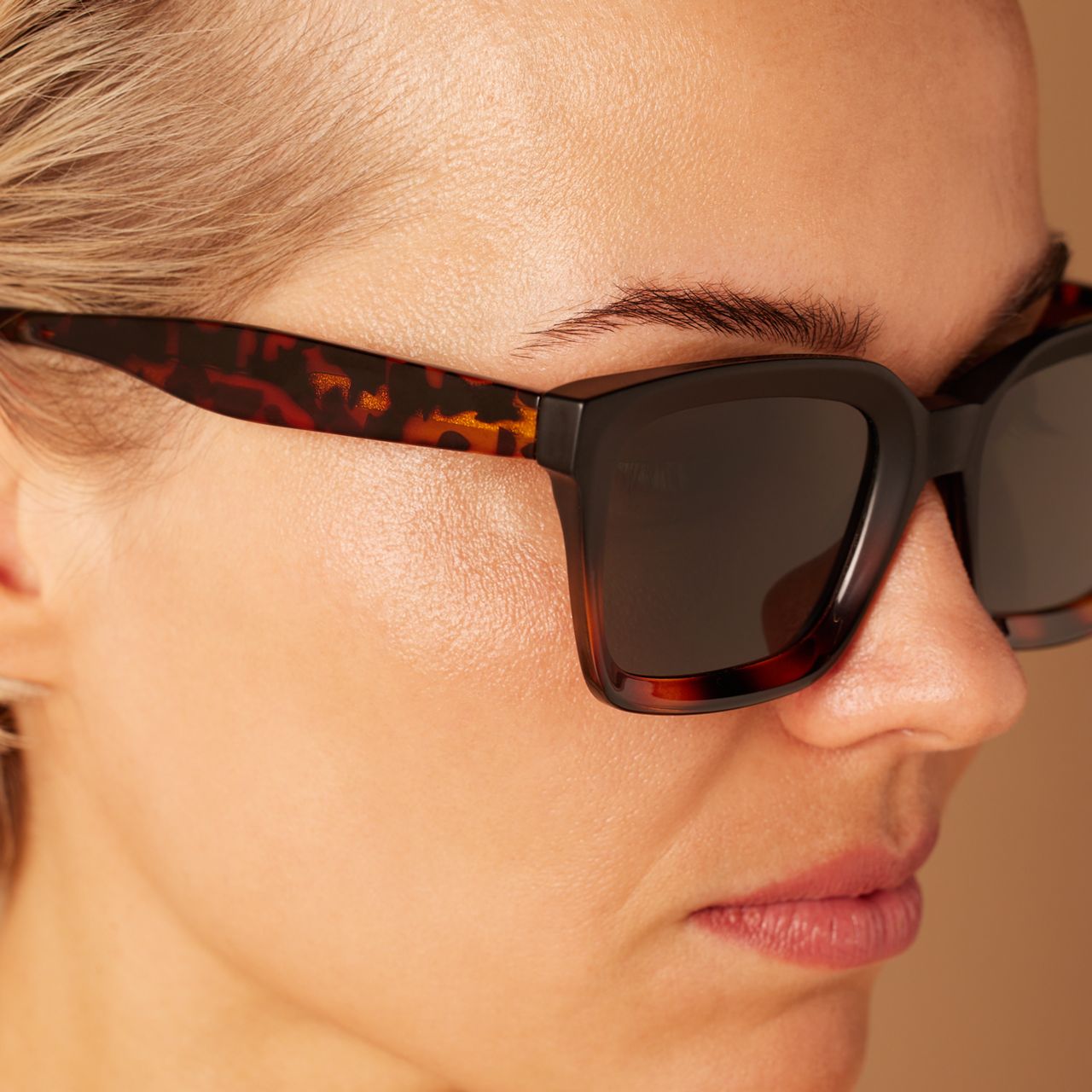 Braune quadratische Sonnenbrille mit Pantherprint
