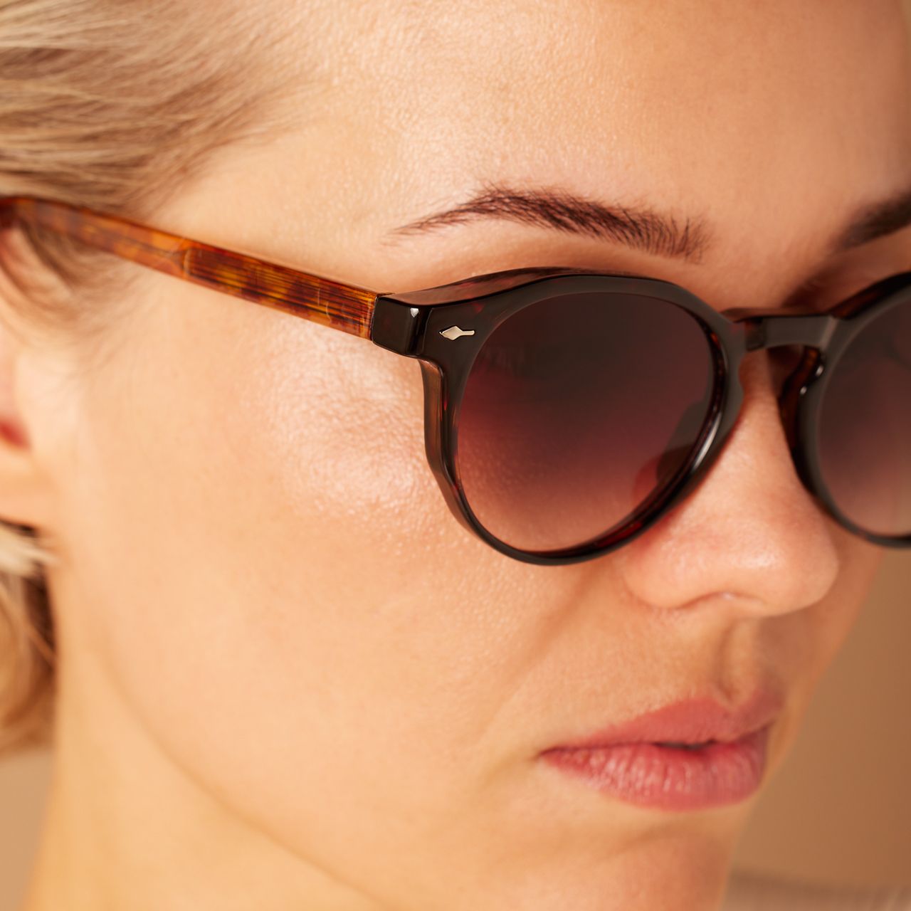 Braune runde Sonnenbrille mit Pantherprint