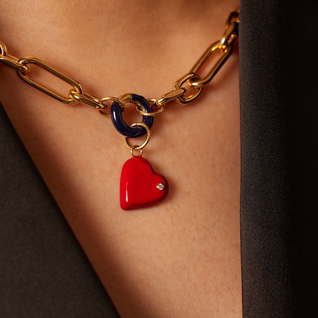 Stainless steel goldplated hanger met donkerblauwe sluiting voor dames