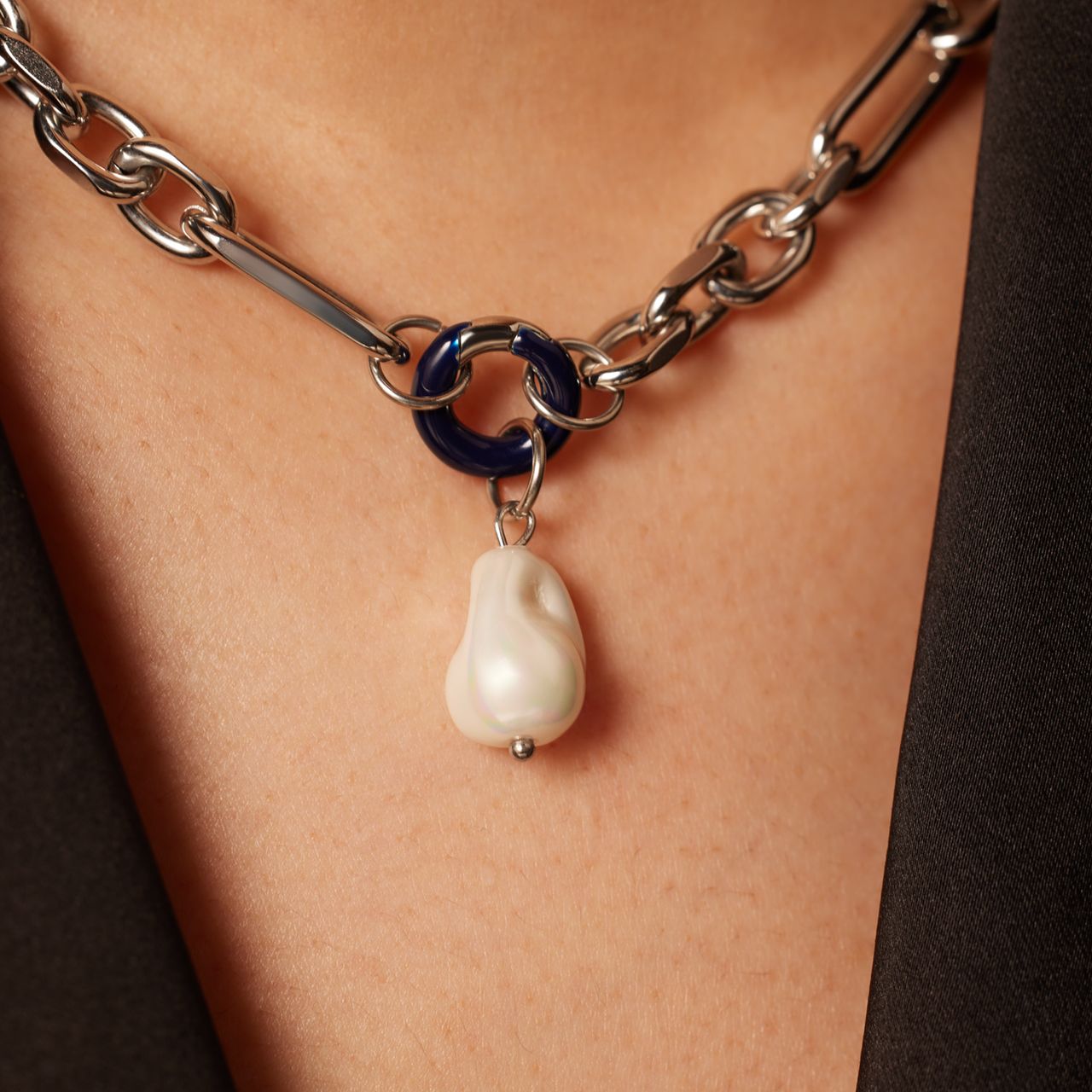 Stalen bedel sluiting rond donker blauw emaille
