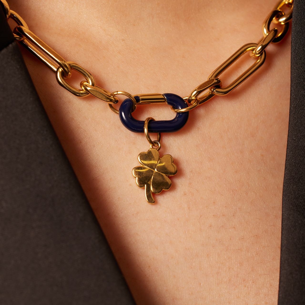 Stainless steel goldplated hanger met donkerblauwe sluiting voor dames