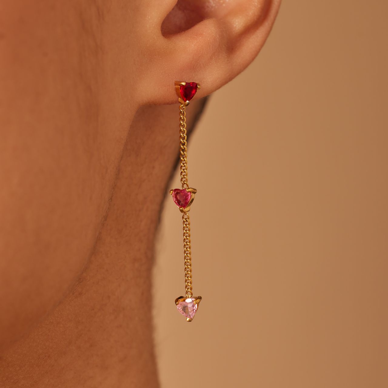 Stalen goldplated oorhangers met rood zirkonia hart voor dames