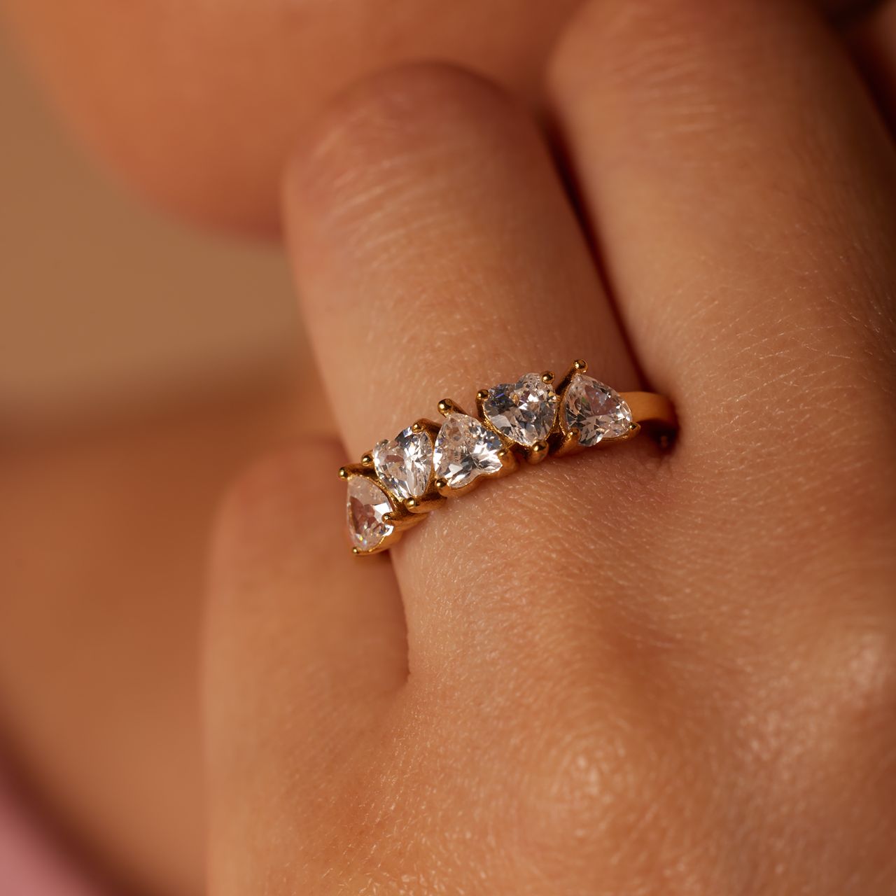 Stainless steel goldplated ring met wit zirkonia hart