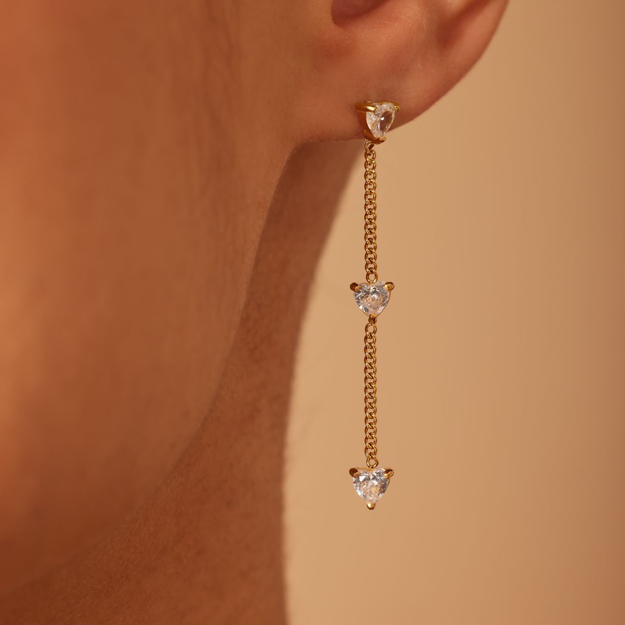Stainless steel goldplated oorhangers met wit zirkonia hart