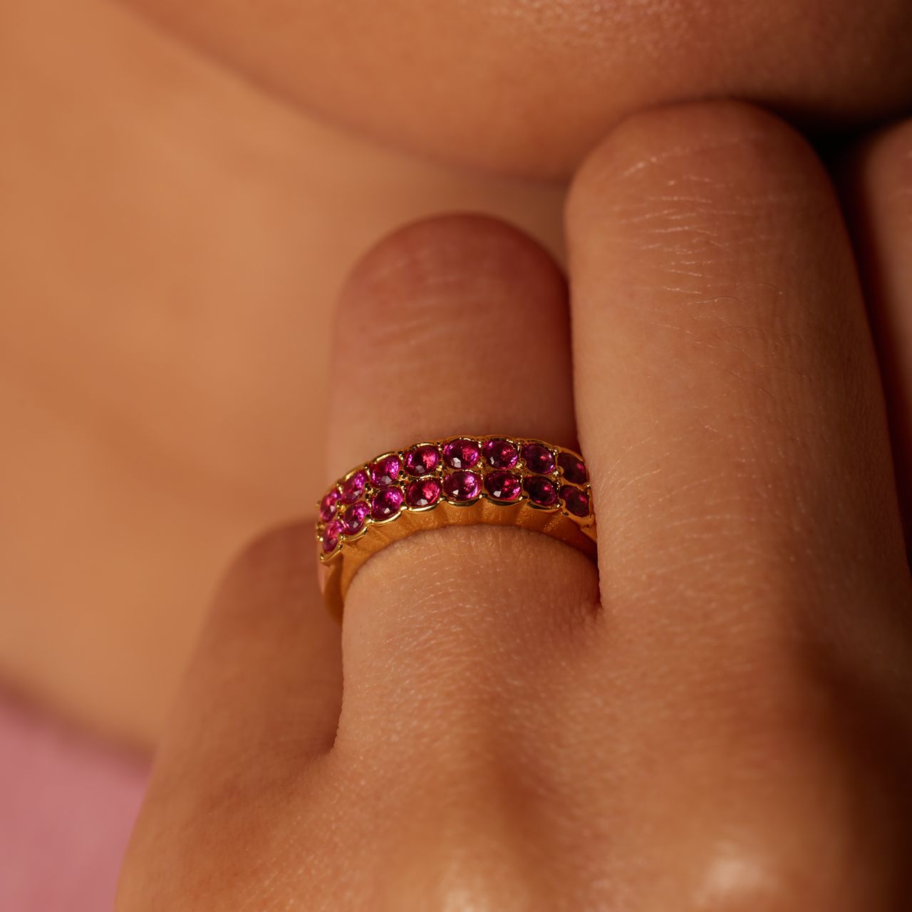 Ring aus Edelstahl, vergoldet, doppelreihig, mit rotem Zirkonia