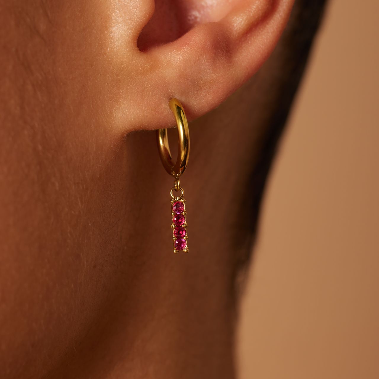Stalen goldplated oorringen met hanger met rood zirkonia met zirkonia voor dames