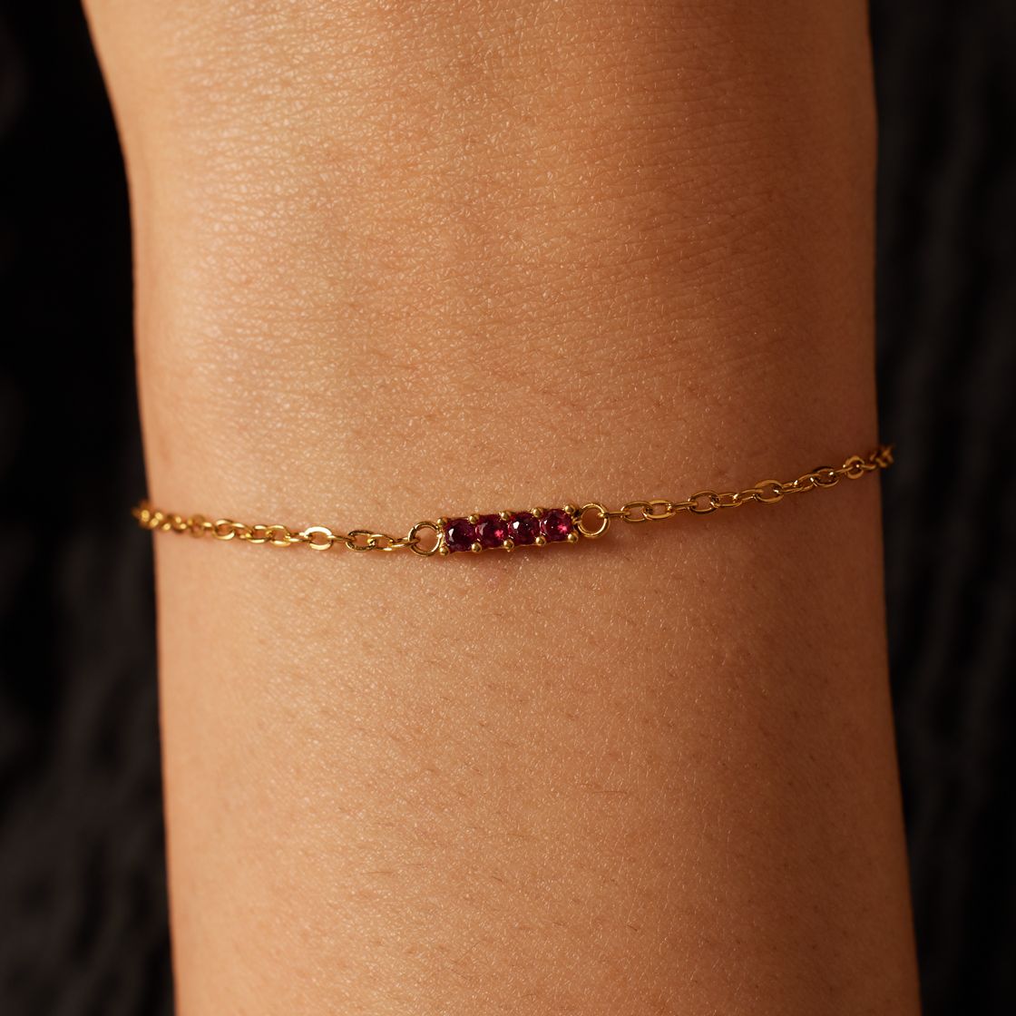 Armband aus Edelstahl, vergoldet, mit rotem Zirkonia