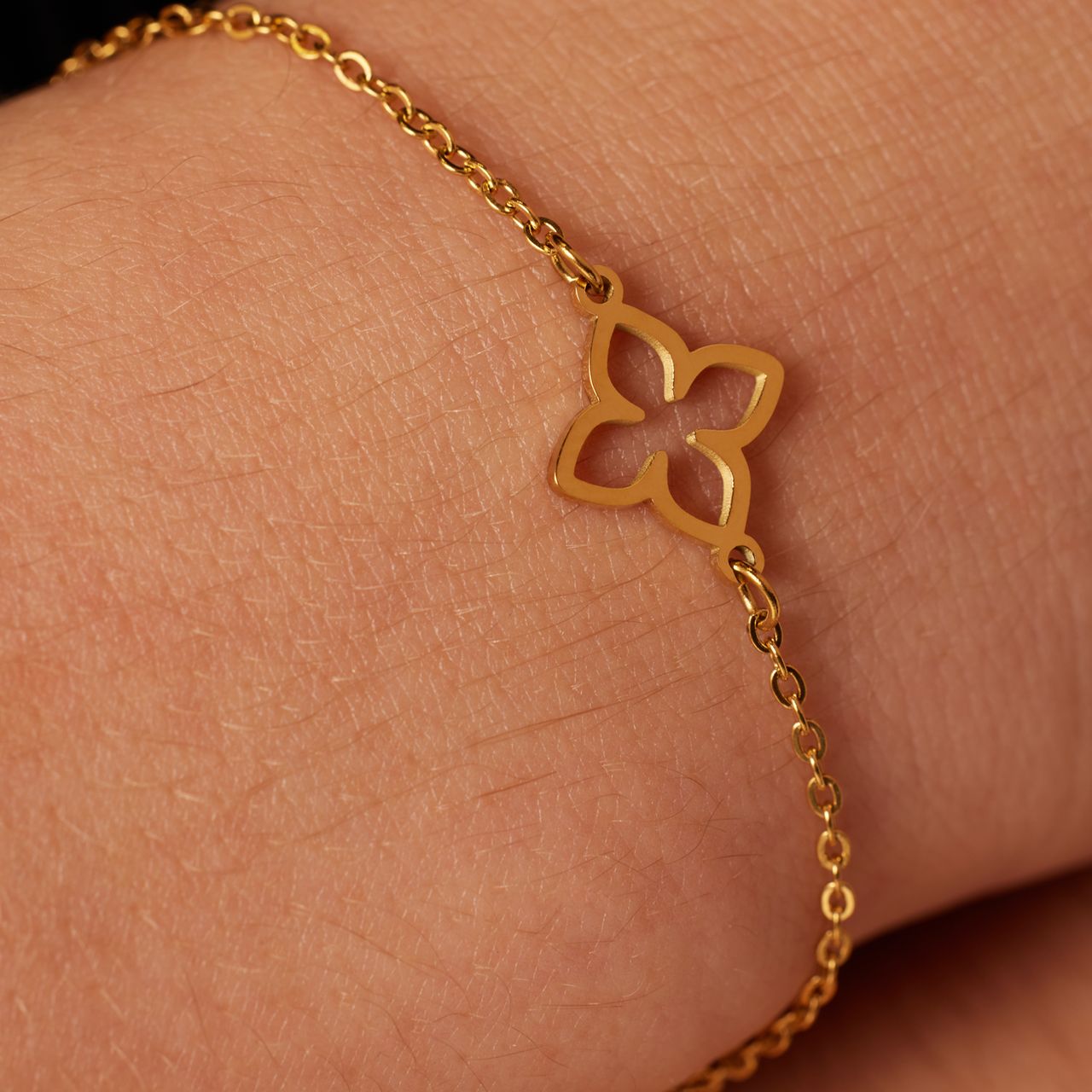 Stainless steel goldplated armband met ovale bloem