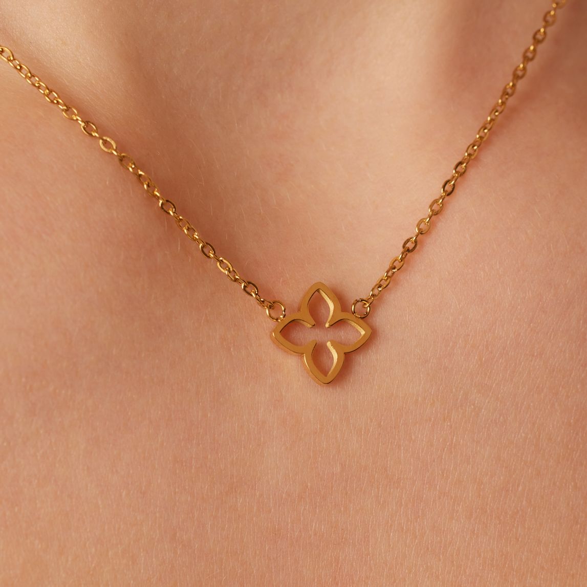 Stainless steel goldplated ketting met ovale bloem