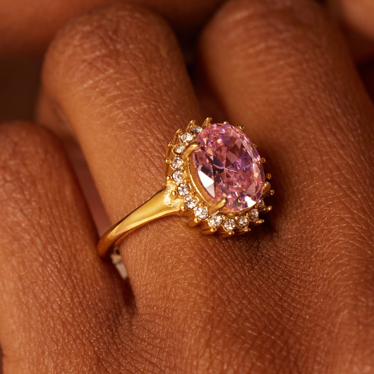 Stainless steel goldplated vintage ring met roze zirkonia