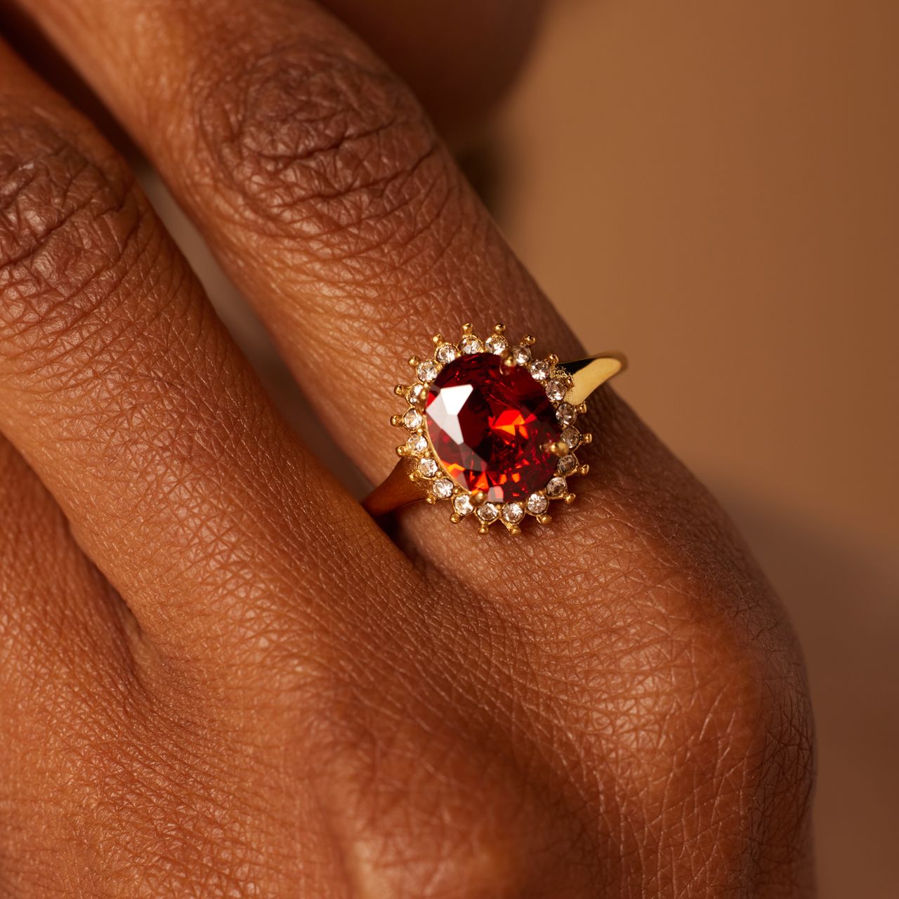 Stalen goldplated vintage ring met rood zirkonia