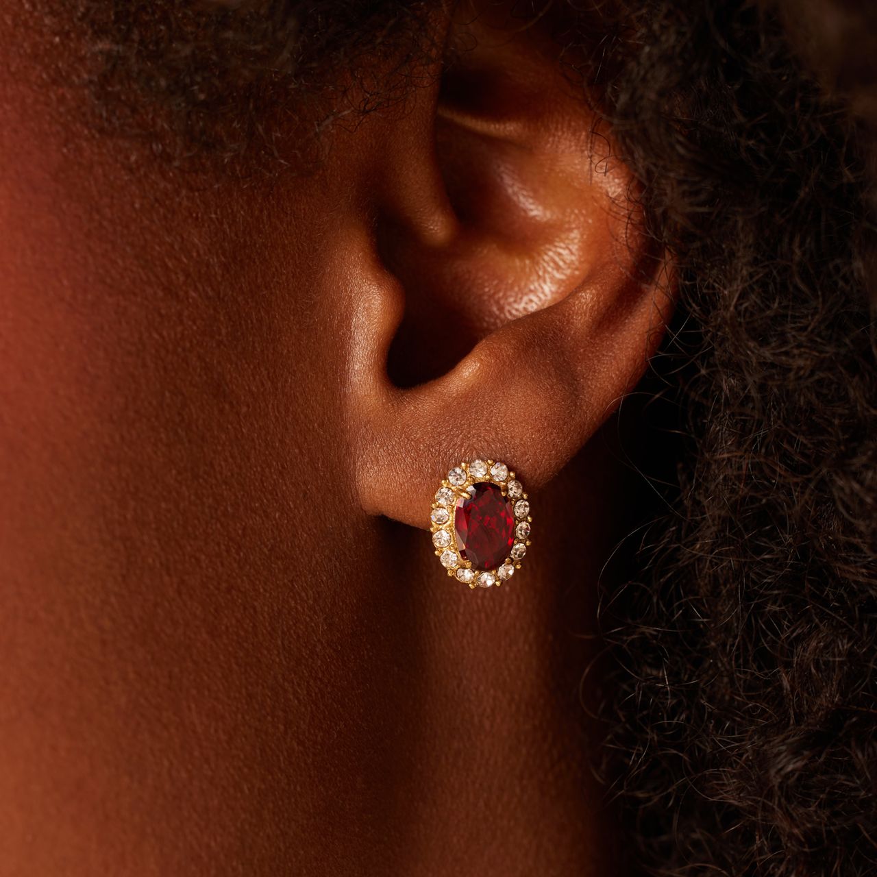 Stalen goldplated vintage oorbellen met rood zirkonia