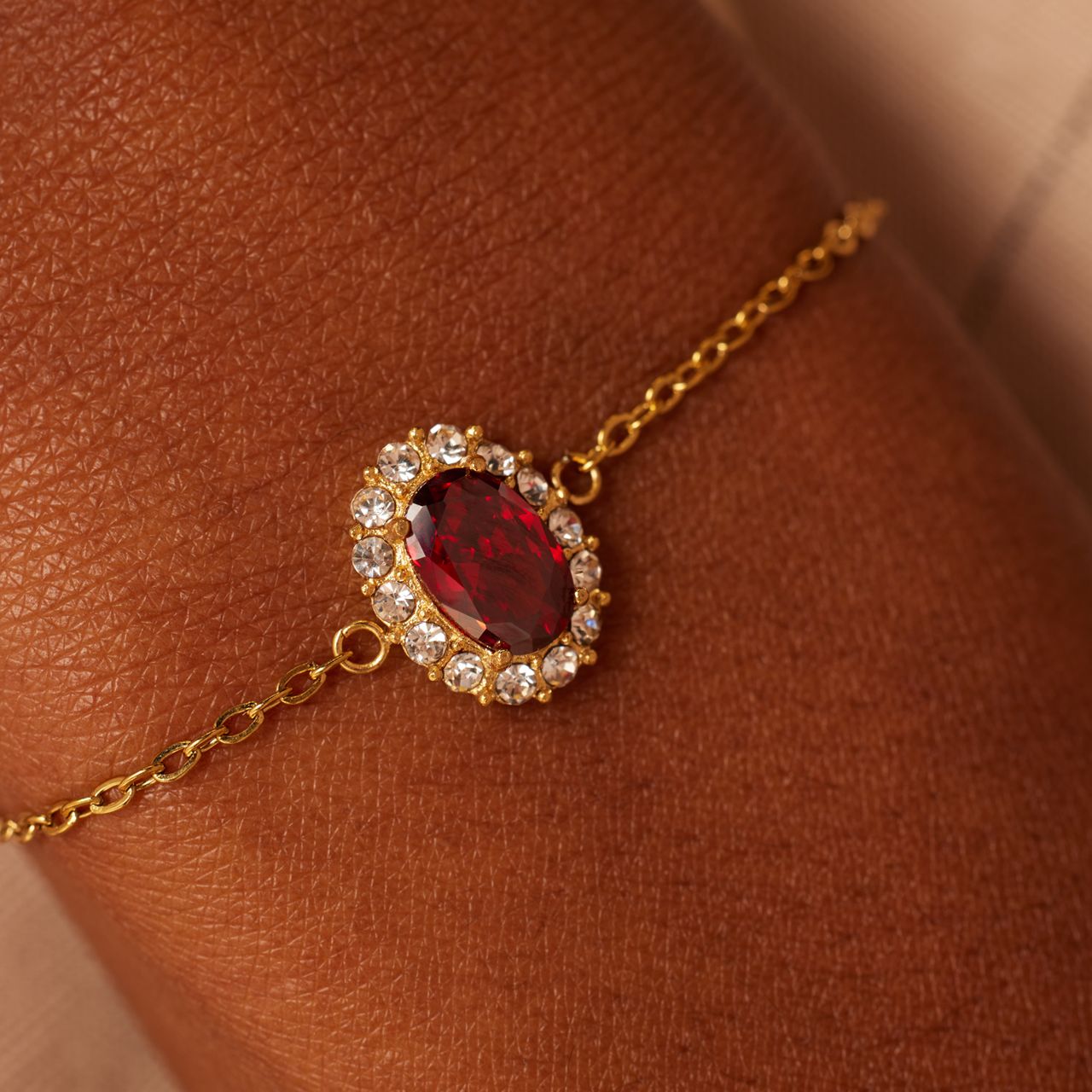 Stalen goldplated vintage armband met rood zirkonia