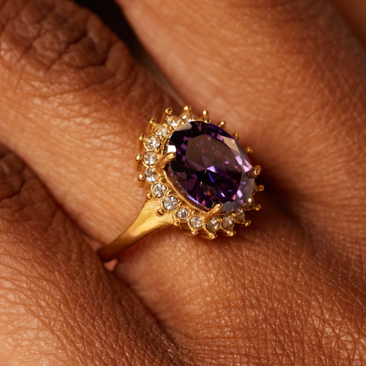 Stalen goldplated vintage ring met paars zirkonia