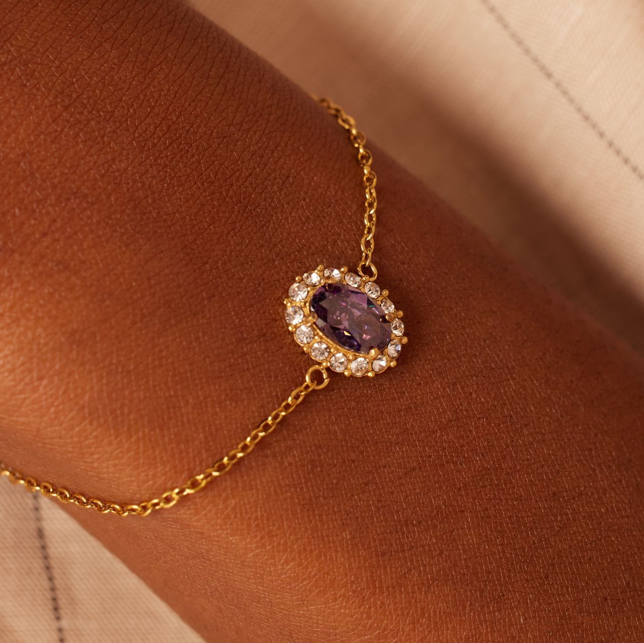 Stalen goldplated vintage armband met paars zirkonia