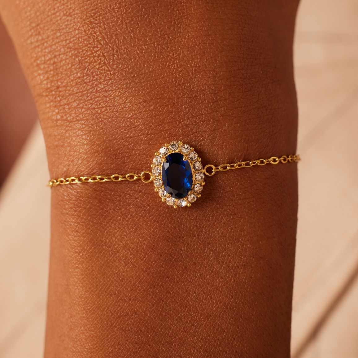 Stainless steel goldplated vintage armband met blauw zirkonia