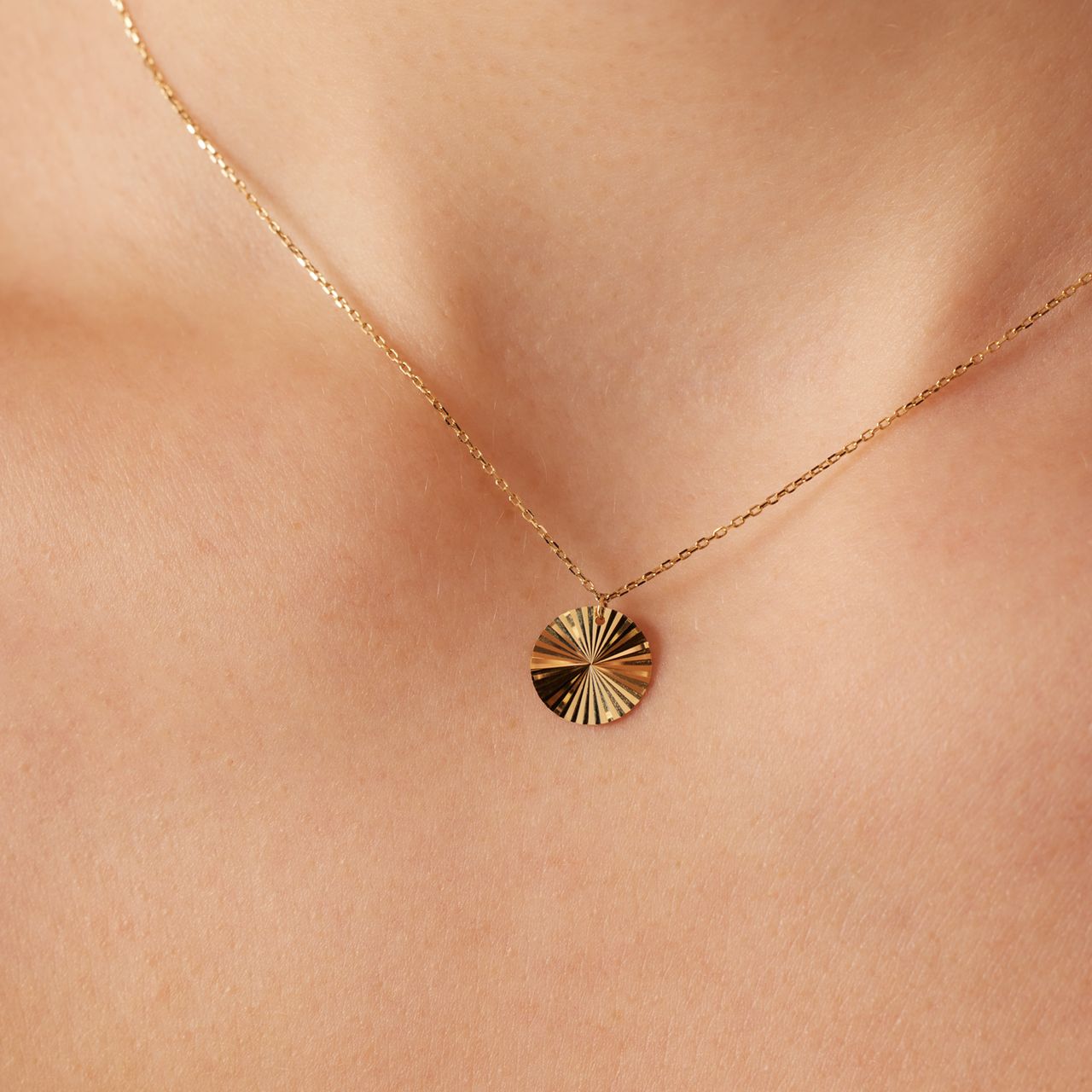 14-karätige Gelbgoldkette mit Anhänger