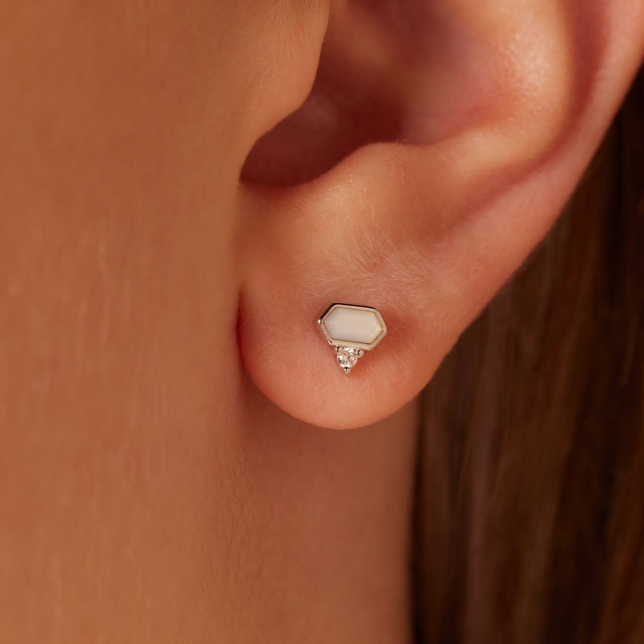 Ohrstecker aus 925er Silber mit Perlmutt und Zirkoniasteinen versehen