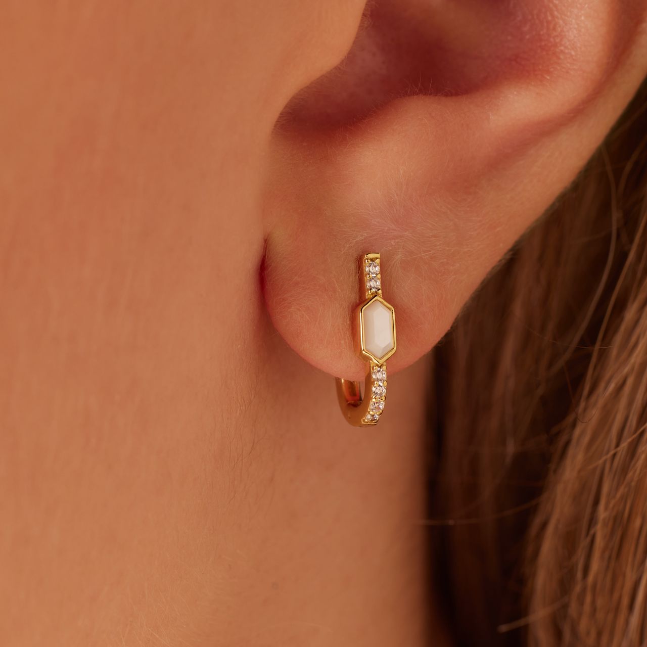 Zilveren goldplated oorring met parelmoer en zirkonia