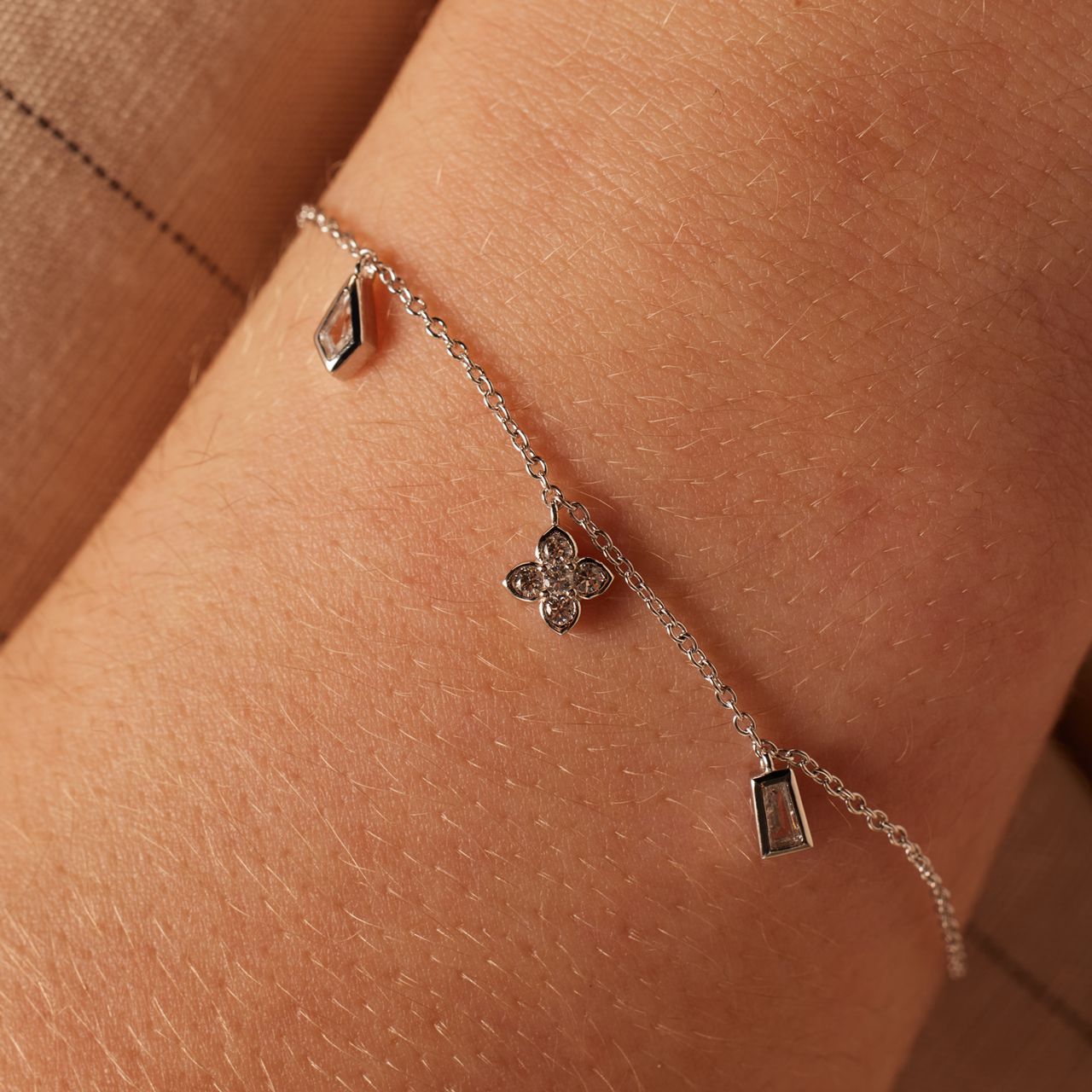 Armband aus 925 Silber mit Anhängern im Baguetteschliff