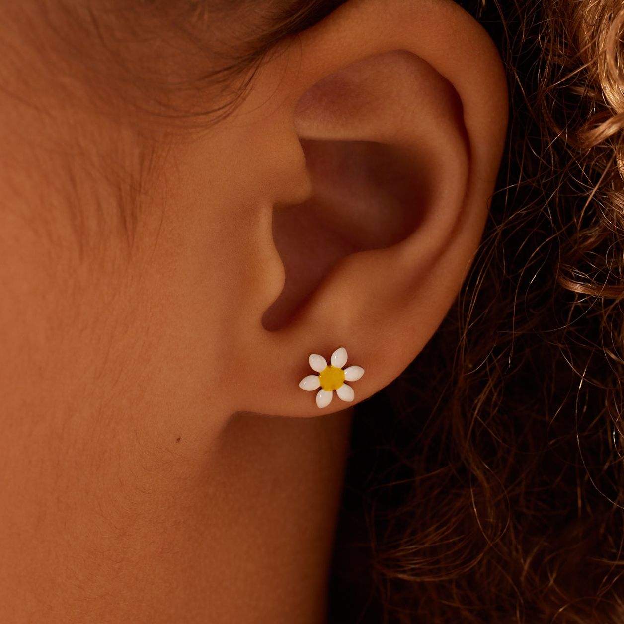 Stahl goldfarbene Kinderohrringe mit weißen Gänseblümchen
