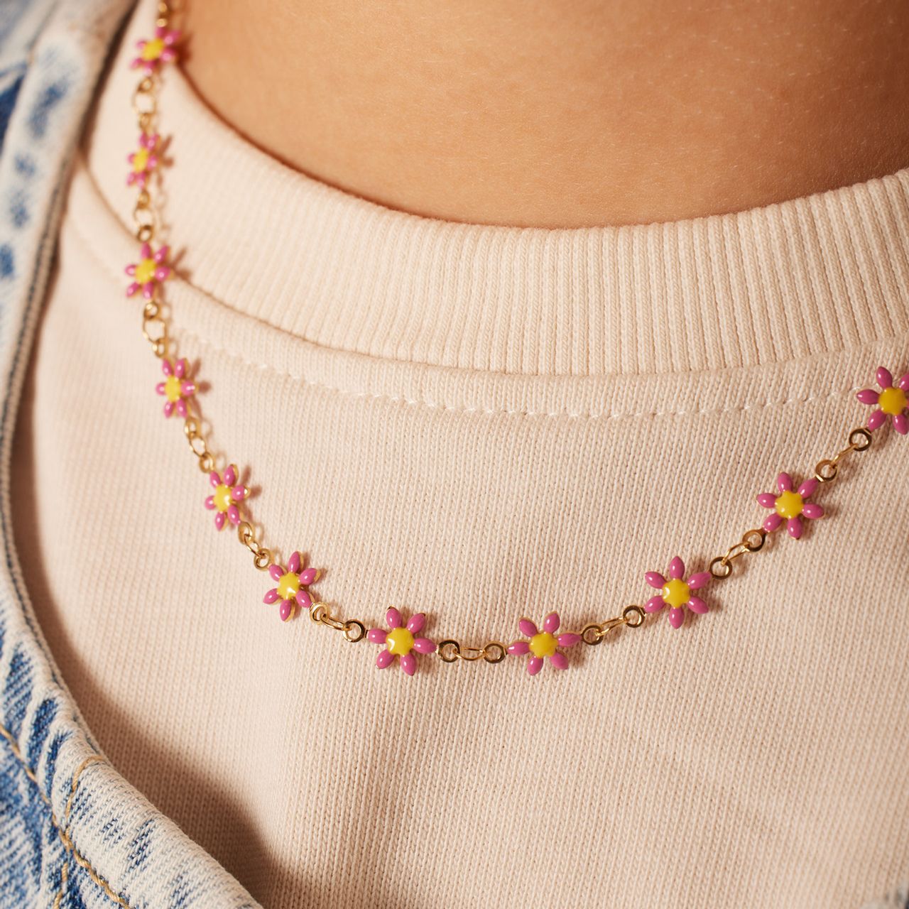 Stainless steel goudkleurige kinderketting met roze madeliefjes