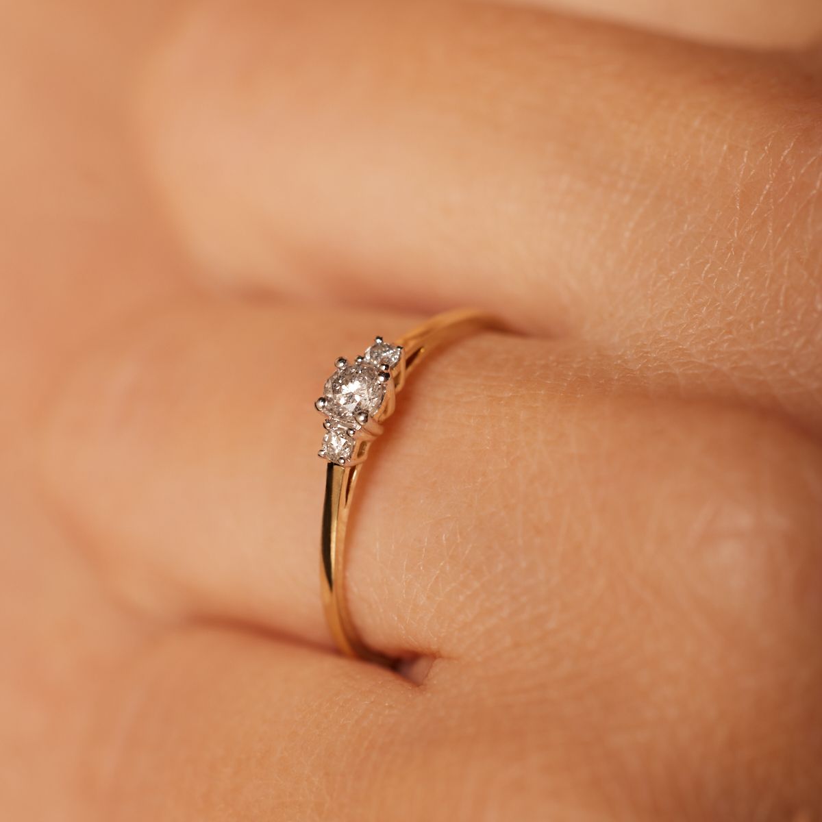 14 Karat Gelbgoldring mit 3 Diamanten 0,14 ct für Damen