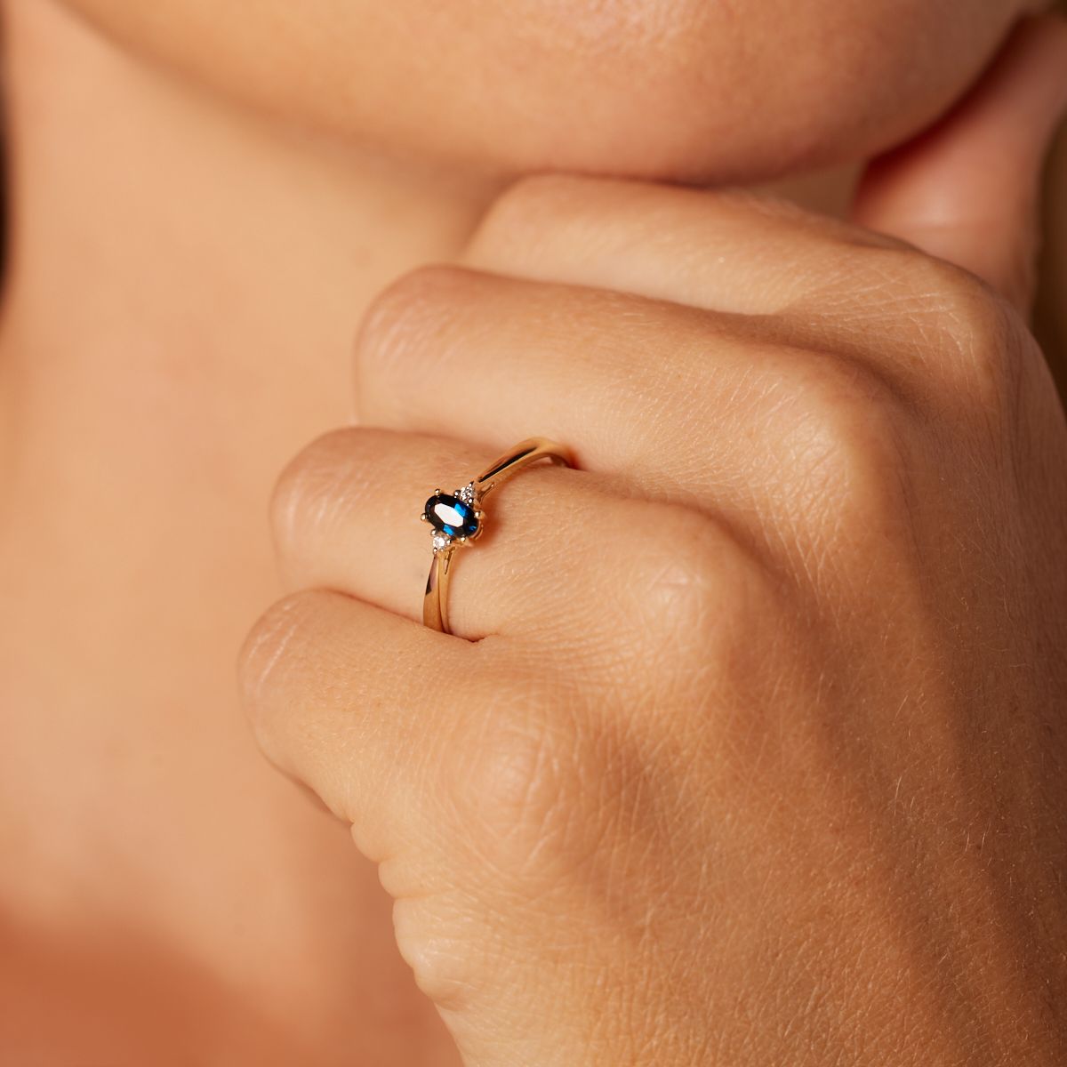 14 Karat Gelbgoldring mit Saphir und Diamant 0,024 ct