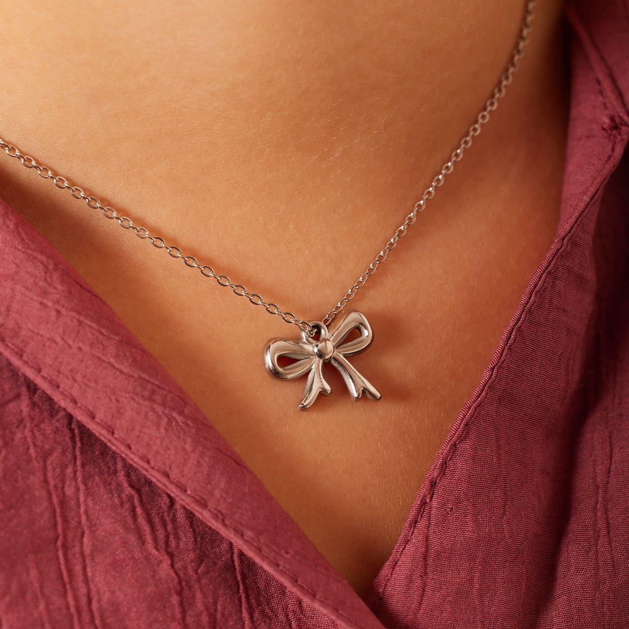 Zilverkleurige bijoux oorknop met strass