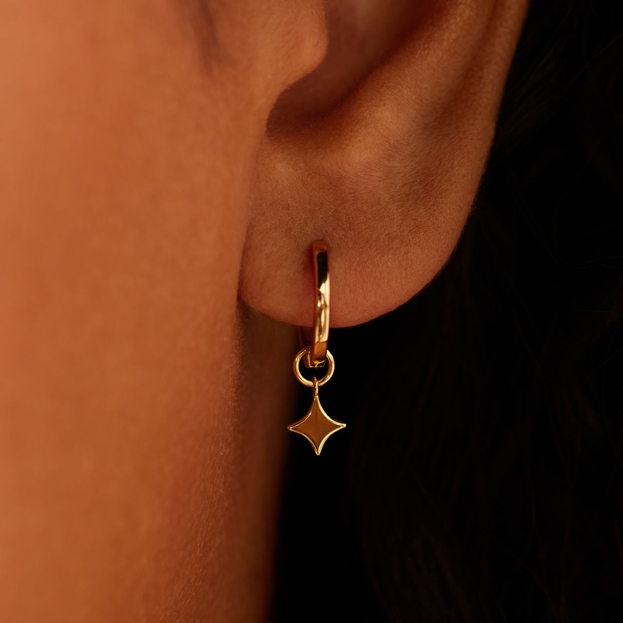 Silberne, goldbeschichtete Creolen für Damen