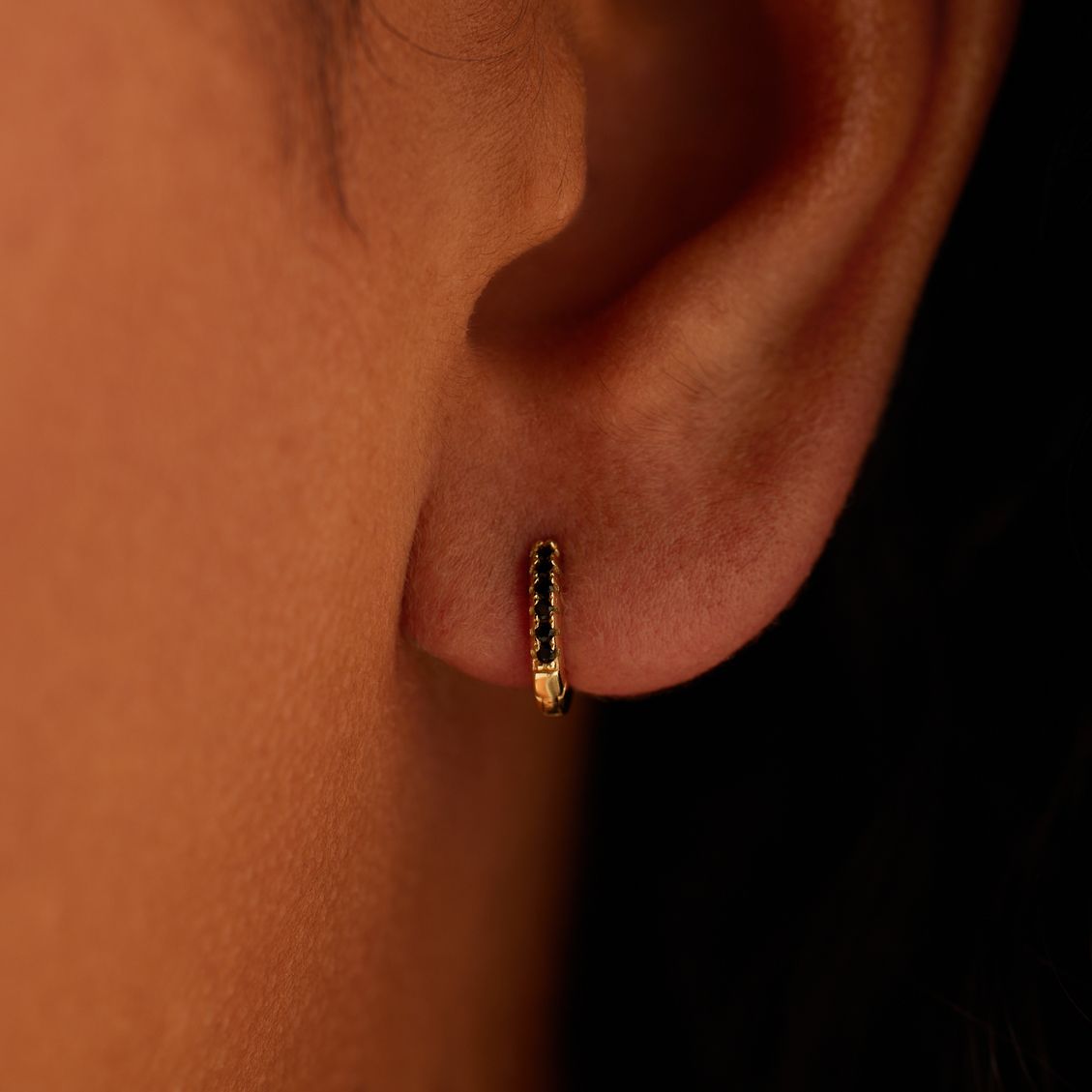 Silberne, goldbeschichtete Ohrringe 10 mm mit Zirkonia