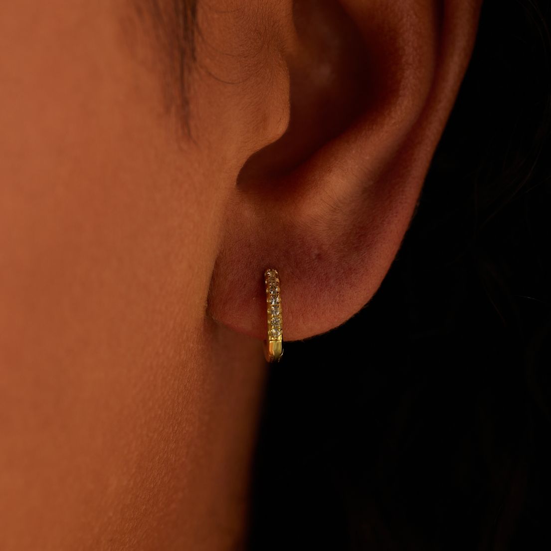 Silberne, goldbeschichtete Ohrringe 12 mm mit Zirkonia