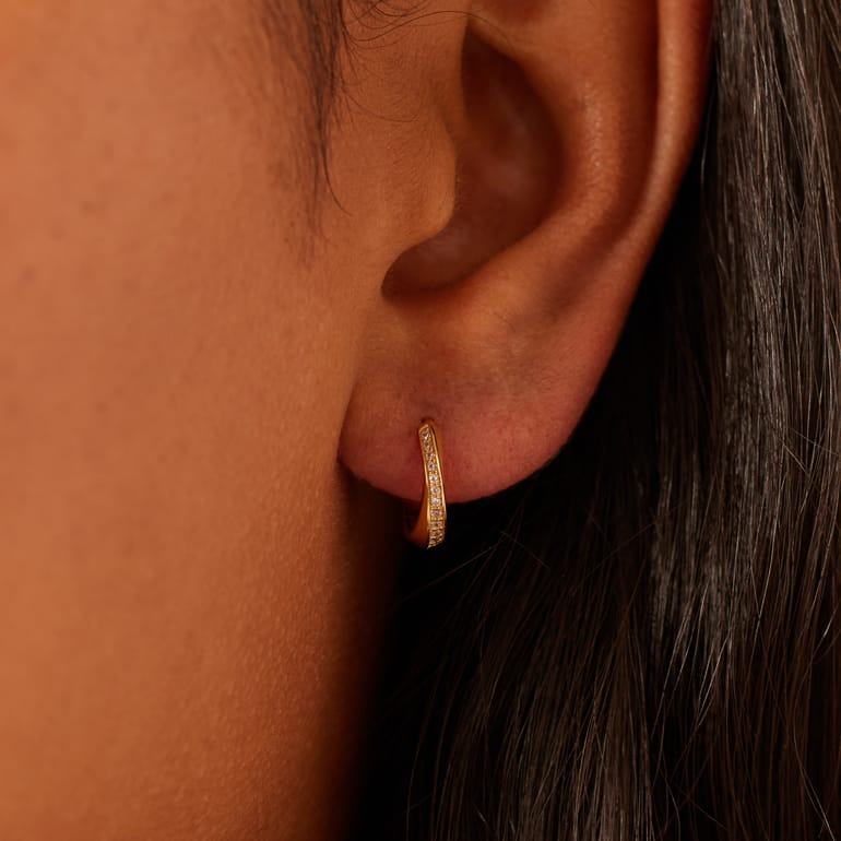 Silberne, vergoldete gedrehte Ohrringe mit Zirkonia für Damen