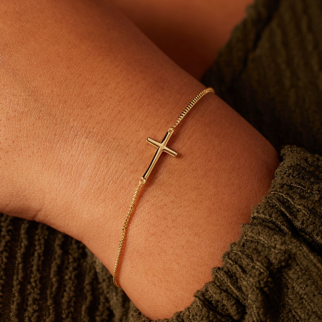 Silbernes goldbeschichtetes Armband mit Kreuz