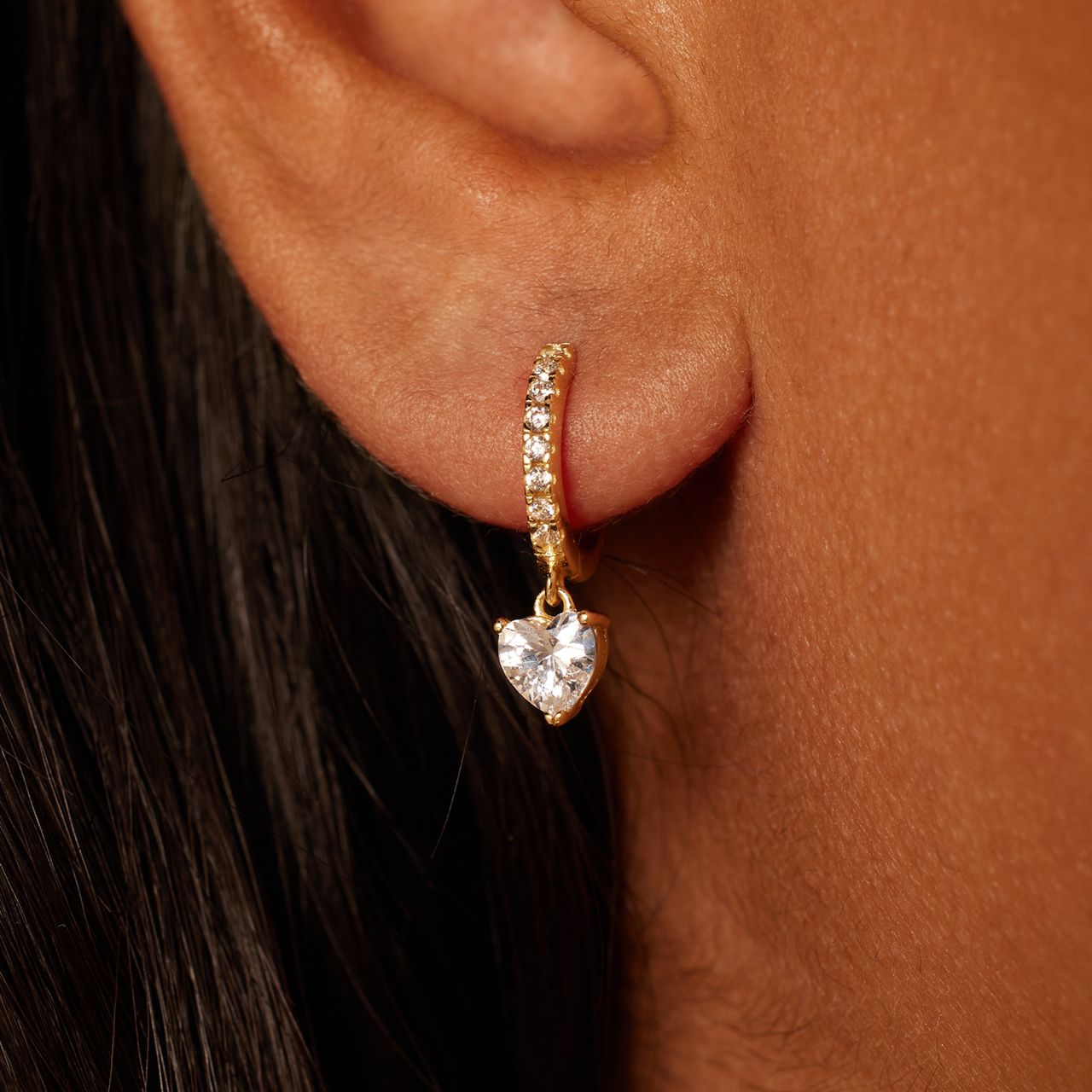 Zilveren goldplated oorbellen met zirkonia hart