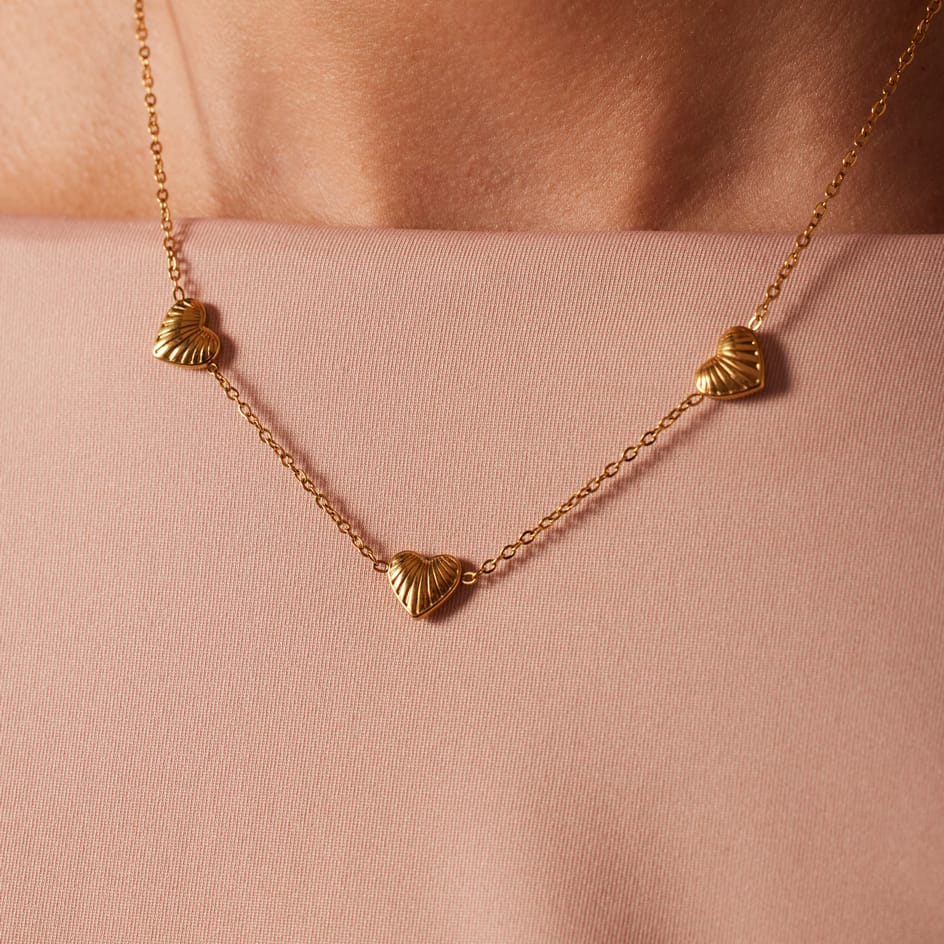 Stahlkette mit goldplattierten Herzen