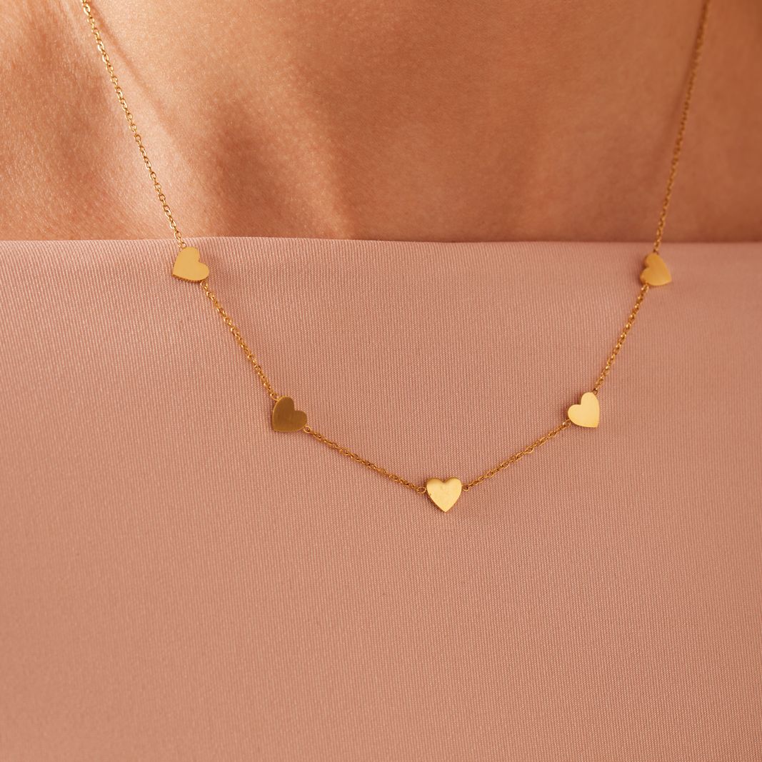 Stahlkette mit goldener Vergoldung und Herzanhängern