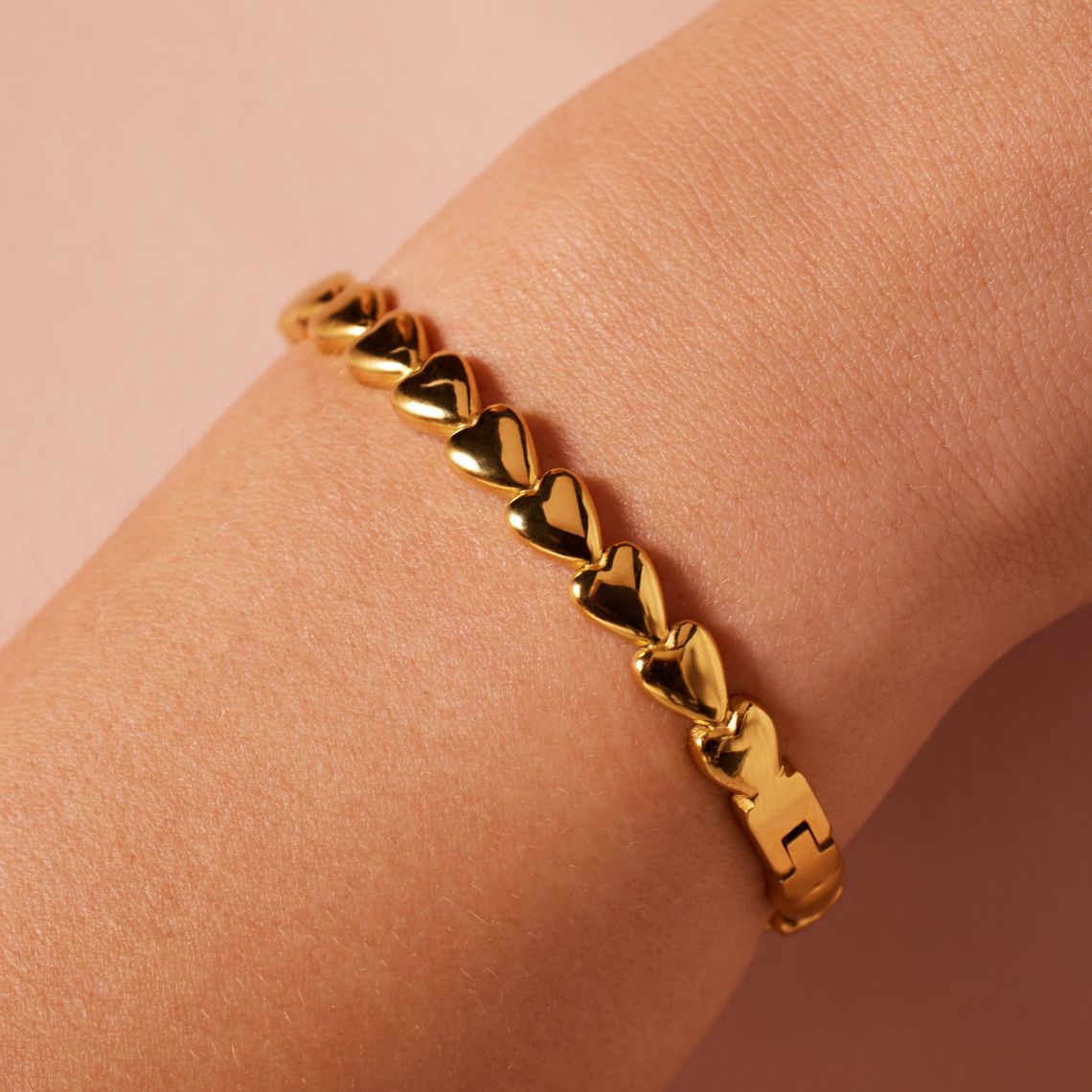 Stählernes, goldplattiertes Armreif mit Herzen