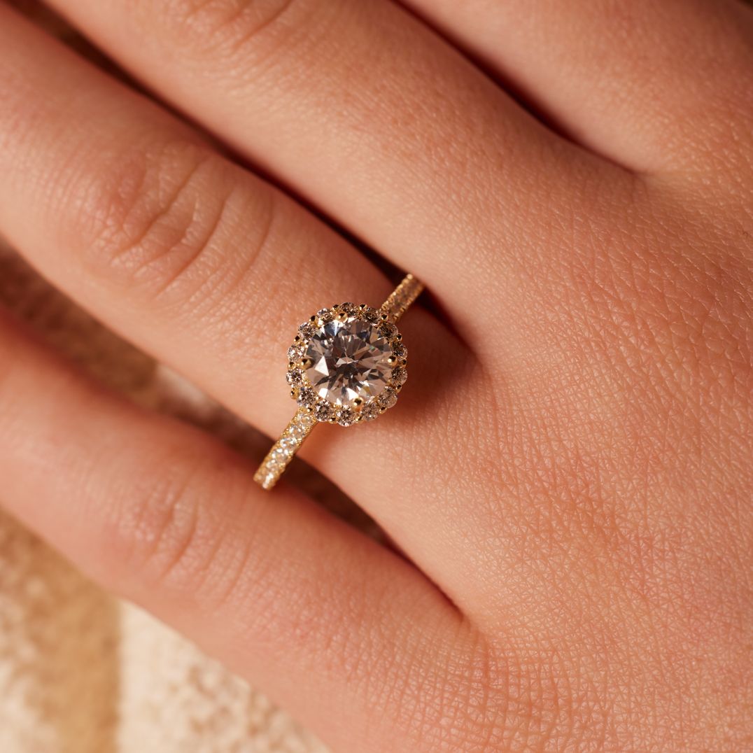 Silberner goldbeschichteter Ring mit Zirkonia für Damen