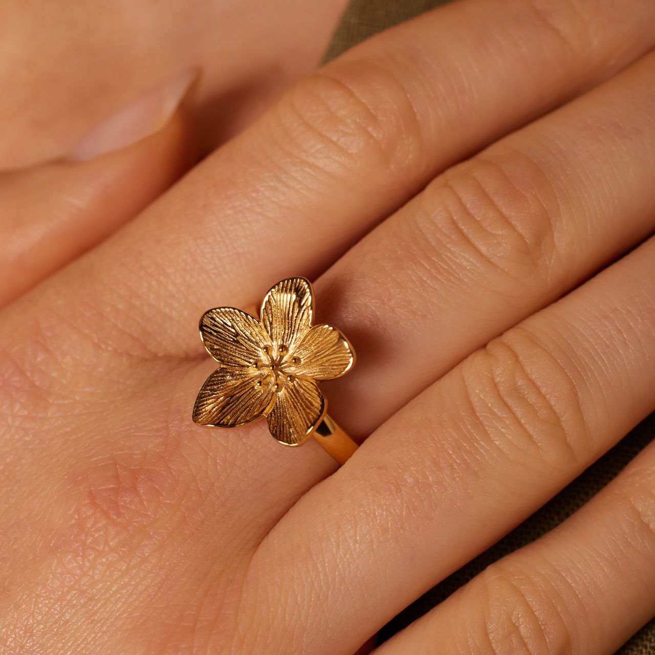 Stalen goldplated ring bloem
