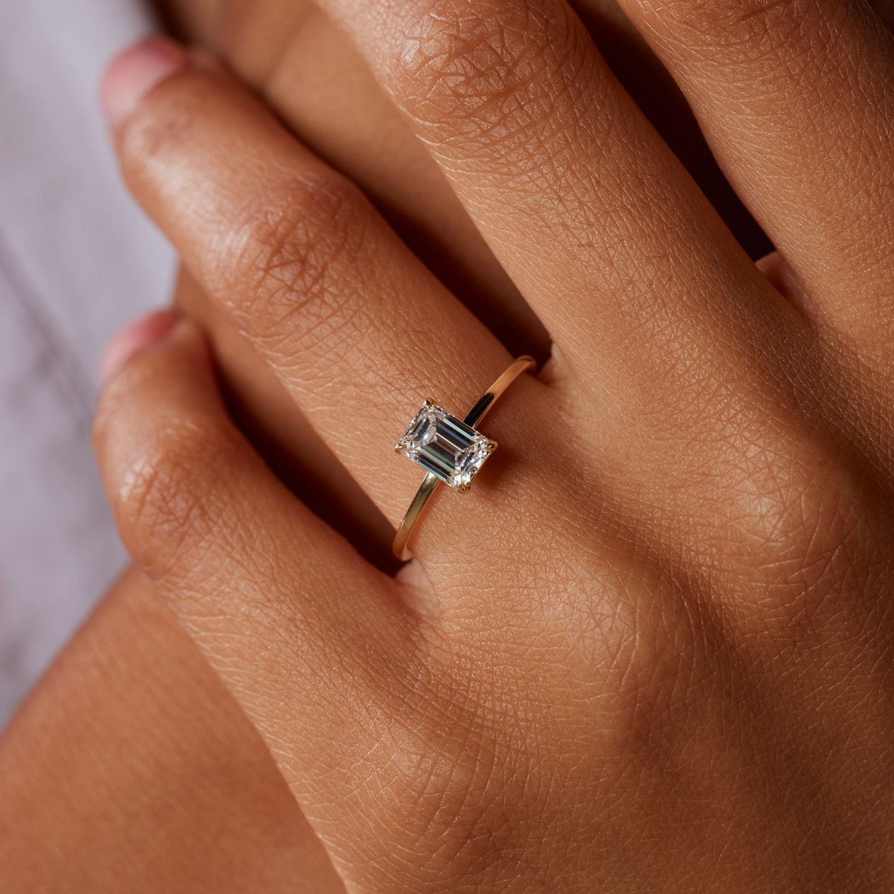 14-Karat-Ring mit 1 ct Labordiamant im Smaragdschliff