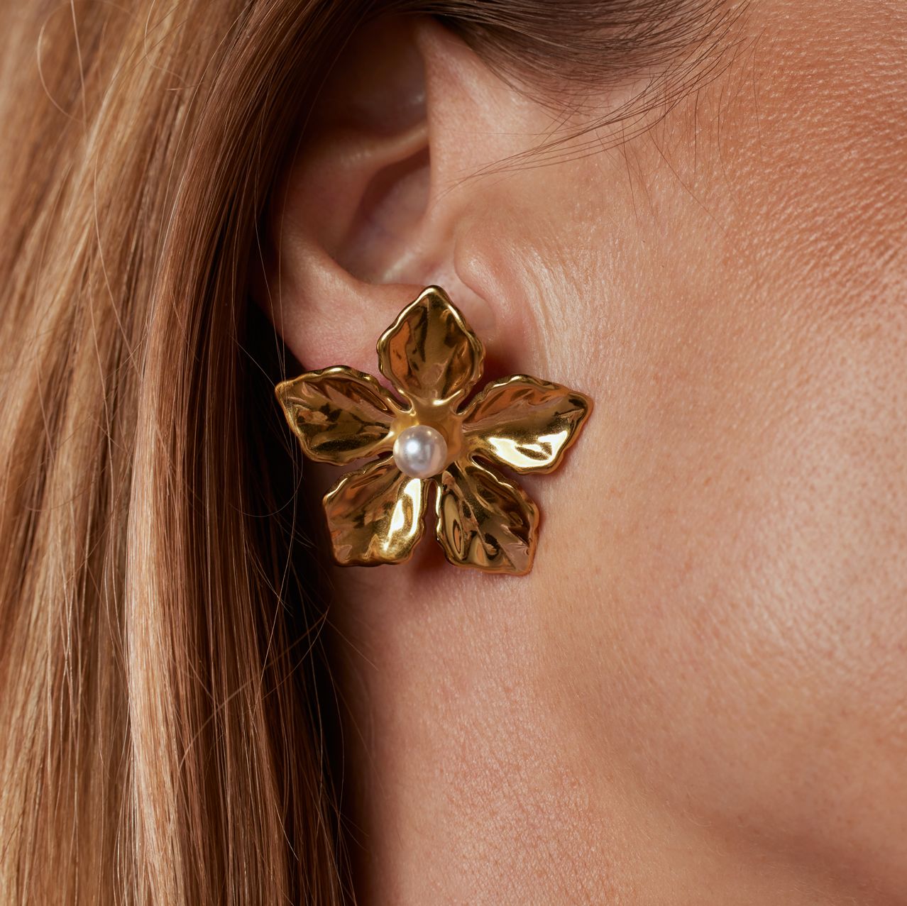 Stainless steel goldplated oorknoppen bloem parel