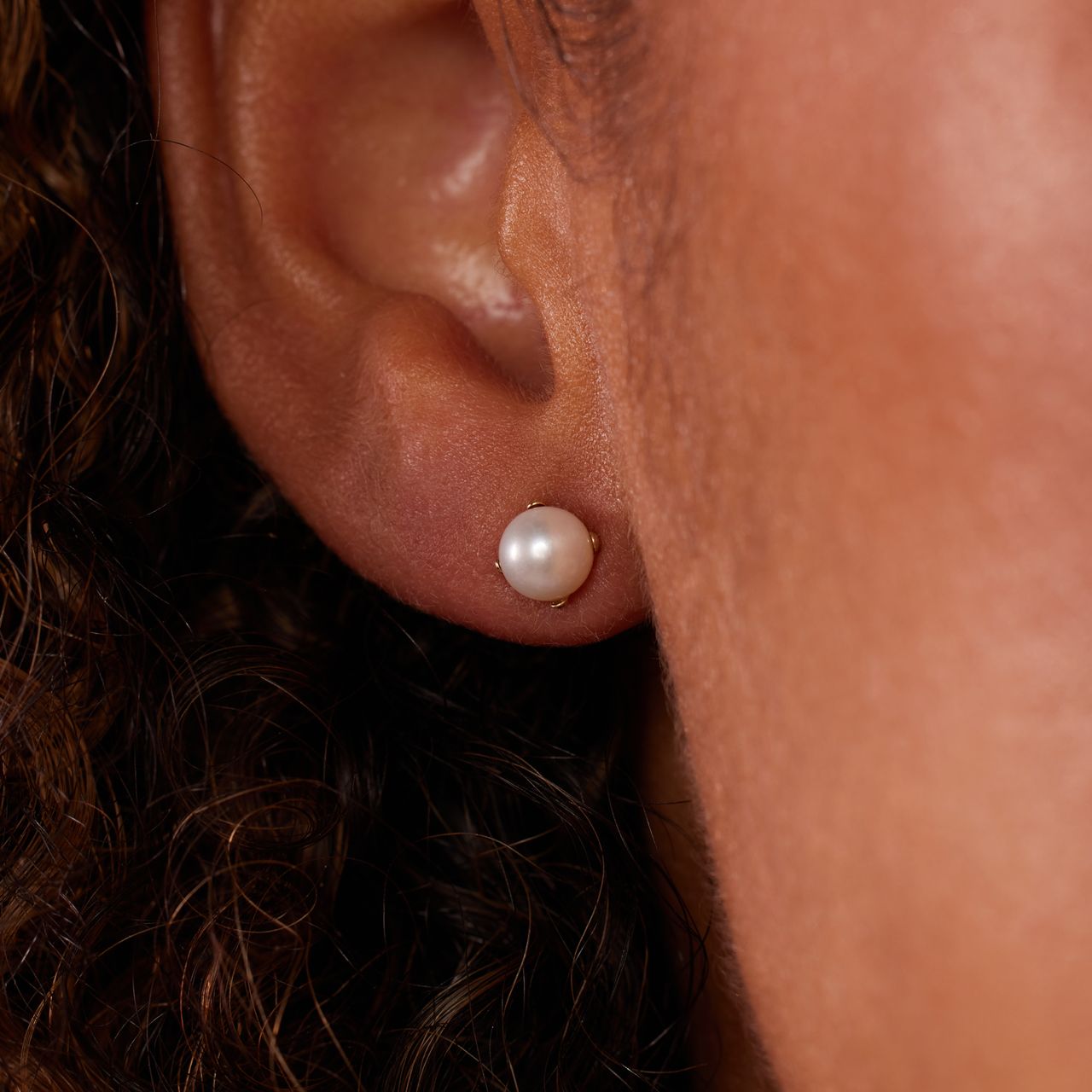 14 Karat Gold-Ohrstecker mit 5 mm Süßwasserperle
