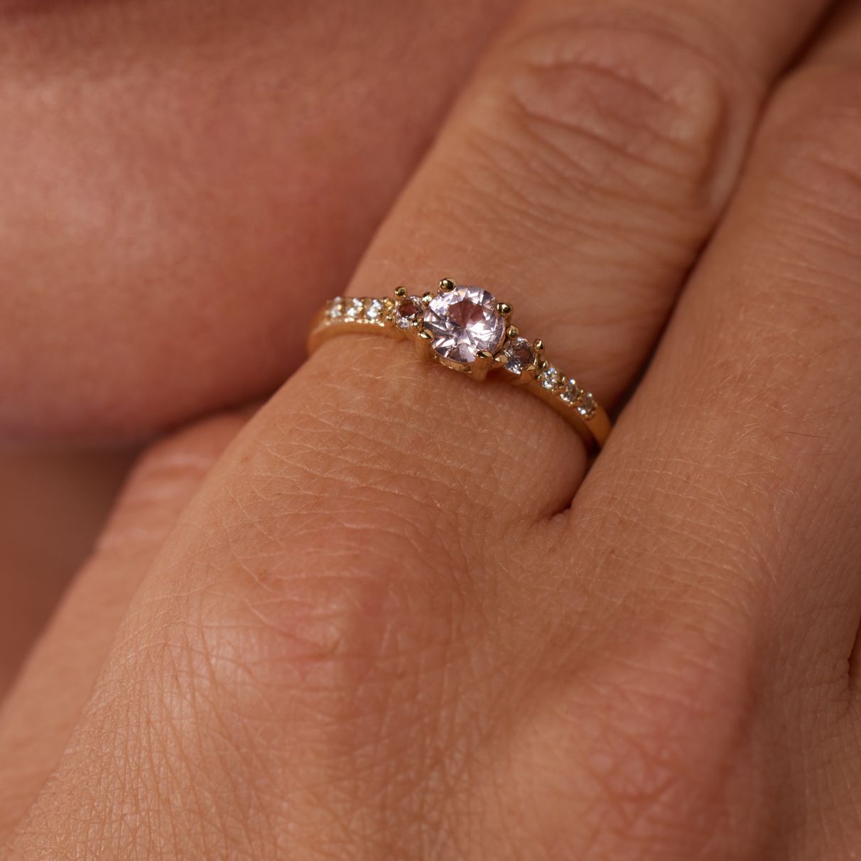 Edelstahlring mit rosa Zirkonia für Damen