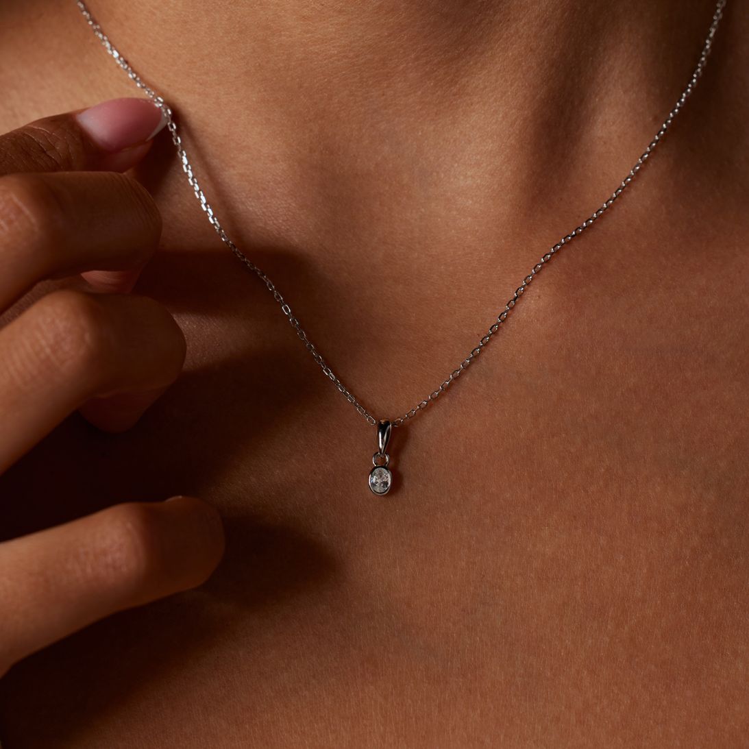 Silberne Kette mit Anhänger mit Zirkonia