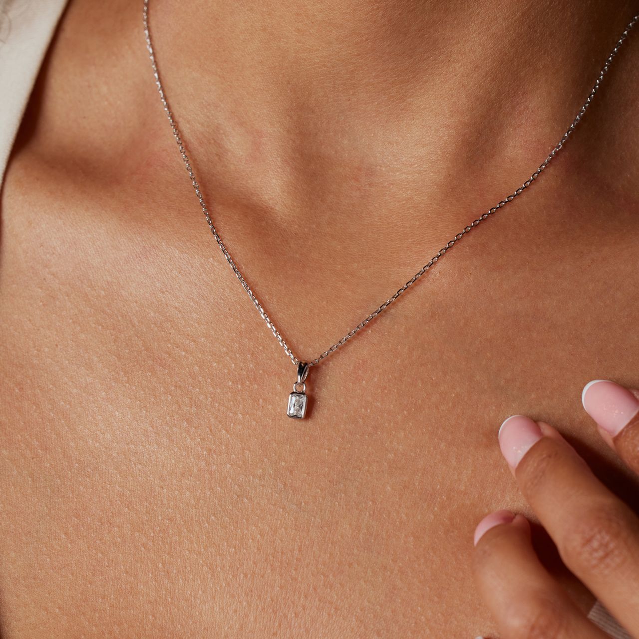 Silberne Kette mit Anhänger mit Zirkonia