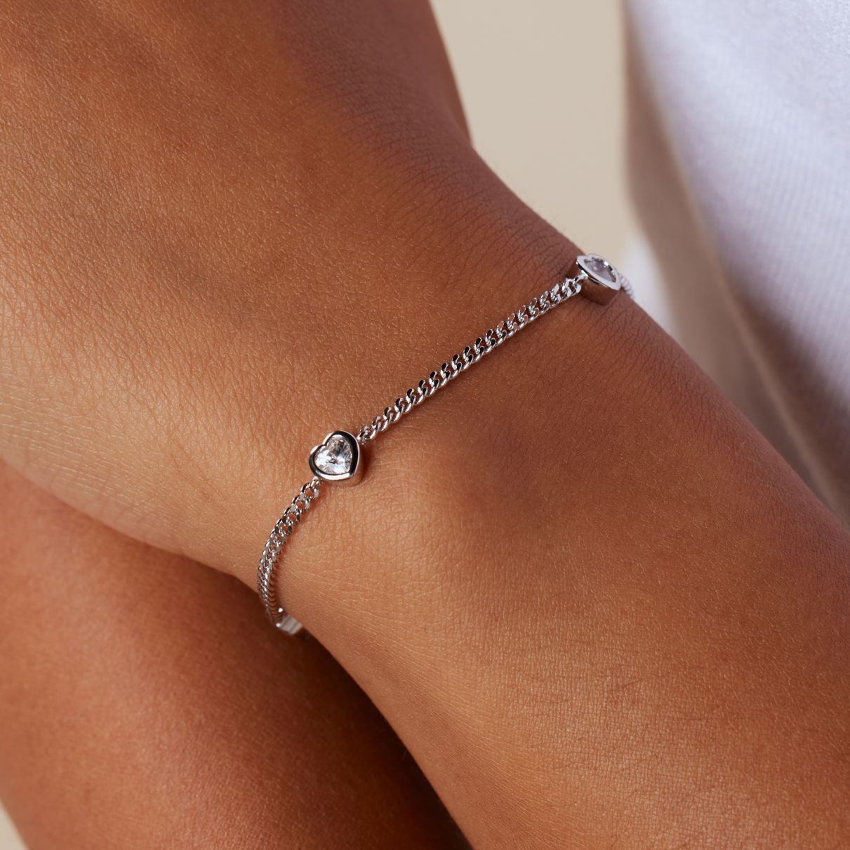 Silbernes Armband mit Anhänger und Zirkonia