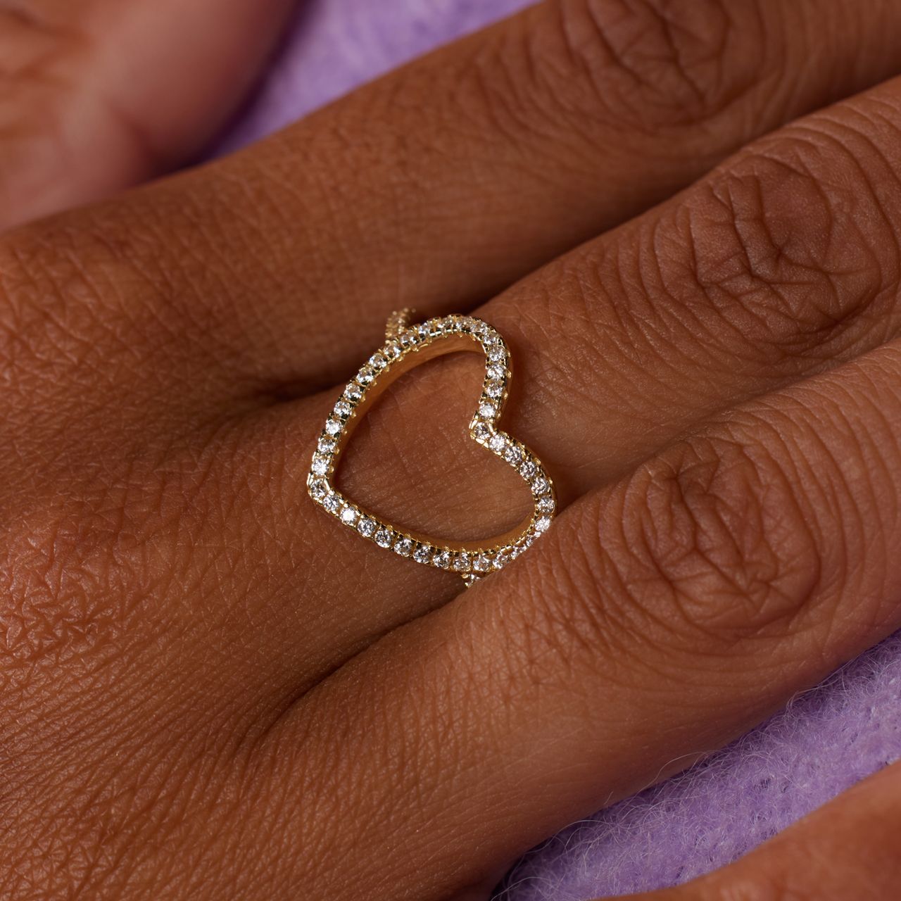 Silberner goldbeschichteter Ring mit Zirkonia
